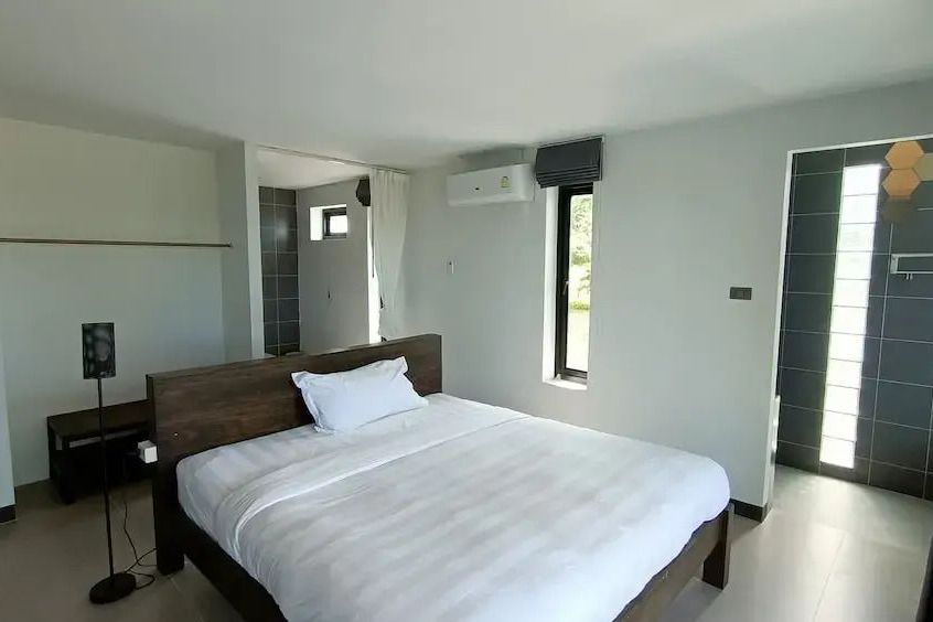 Modernes Schlafzimmer mit großem Bett und neutralen Farben