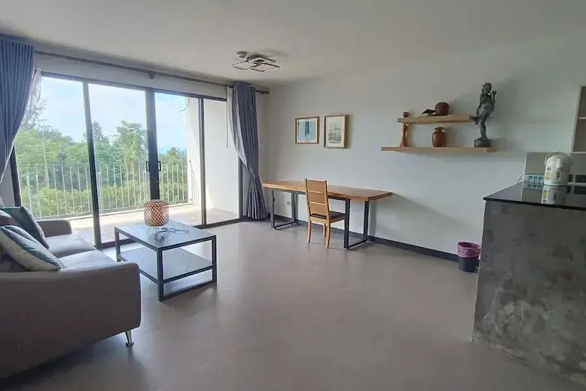 Wohnbereich mit Zugang zu einem Balkon mit Meerblick