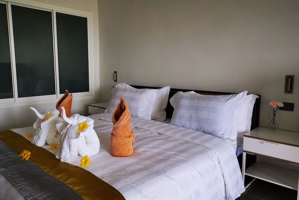 Standardzimmer mit Doppelbett und dekorativen Handtuchfiguren
