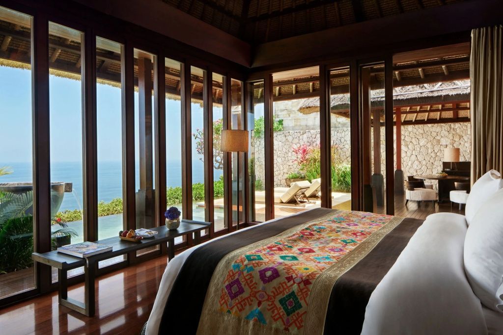 Schlafzimmer der Bvlgari Villa mit bodentiefen Fenstern und Blick auf den Indischen Ozean.