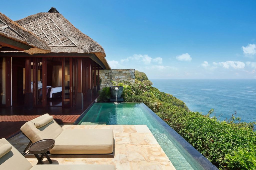 Privater Infinity Pool der Bvlgari Villa auf den Klippen mit atemberaubendem Meerblick.