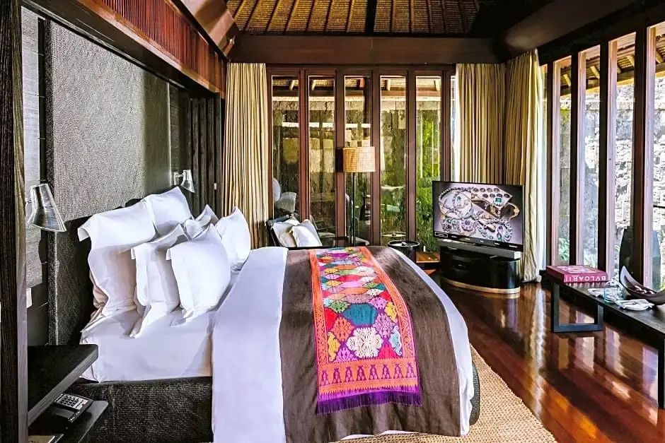 Luxuriöses Doppelbett mit farbenfrohem Akzentläufer und moderner Ausstattung in der Villa.