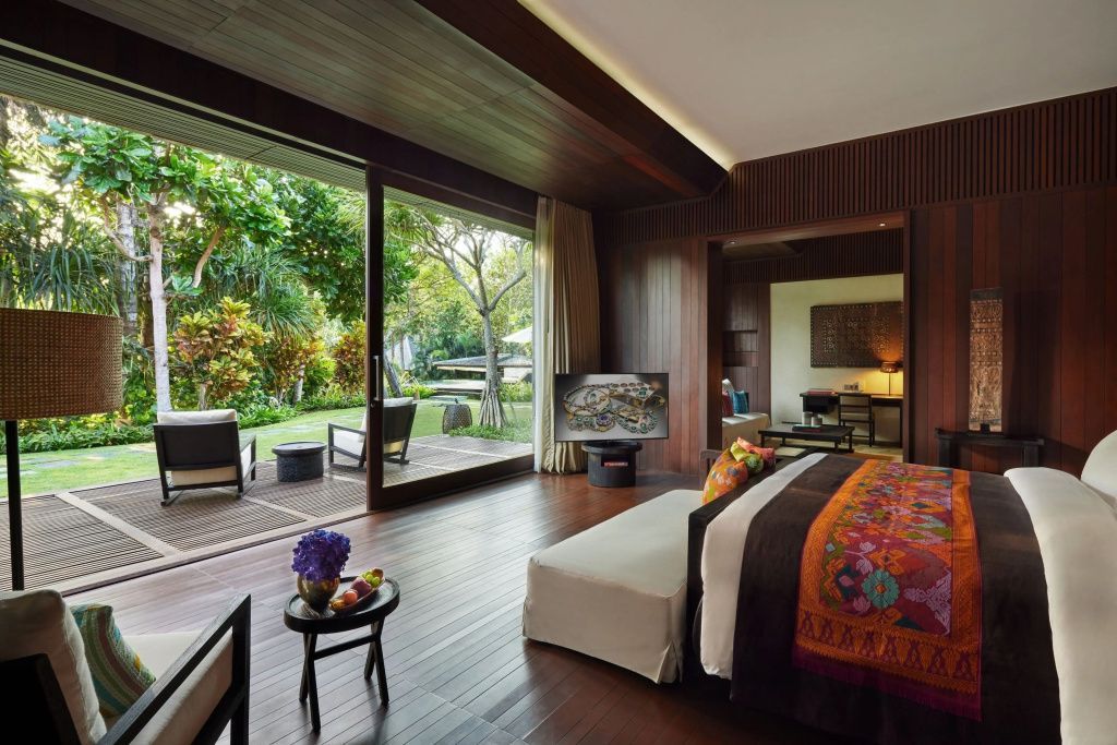 Schlafzimmer der Mansion 5 Zimmer im Bvlgari Resort Bali mit Blick in den tropischen Garten.