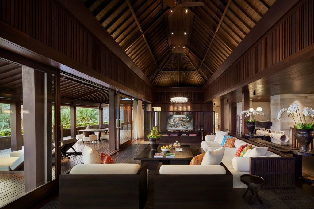 Eleganter Wohnbereich der Mansion 5 Zimmer im Bvlgari Resort Bali mit hohem Holzgebälk.