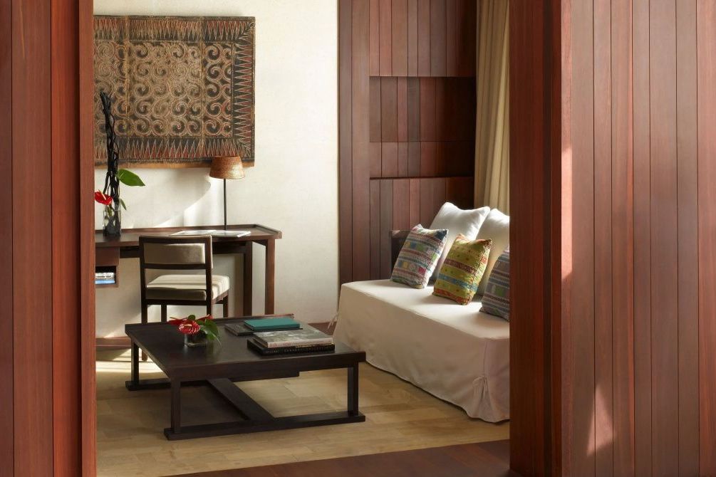 Stilvolle Sitzecke und Arbeitsbereich in der Mansion 5 Zimmer des Bvlgari Resort Bali.