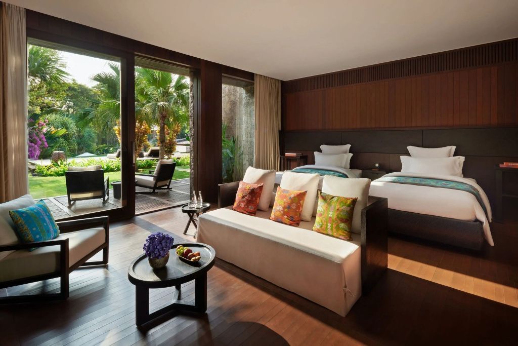 Zweites Schlafzimmer der Mansion 5 Zimmer im Bvlgari Resort Bali mit Ausblick ins Grüne.