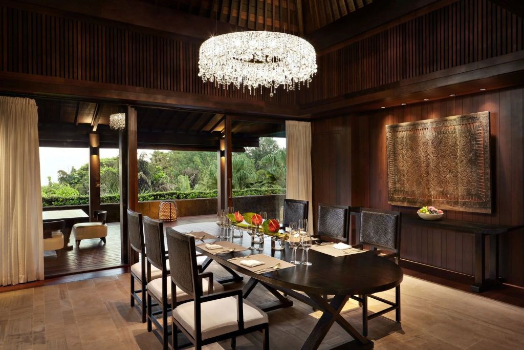 Exklusiver Essbereich der Mansion 5 Zimmer im Bvlgari Resort Bali mit funkelndem Kronleuchter.