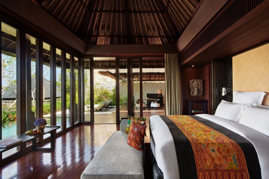 Großzügiges Schlafzimmer der Villa mit hohen Decken und Zugang zur privaten Terrasse