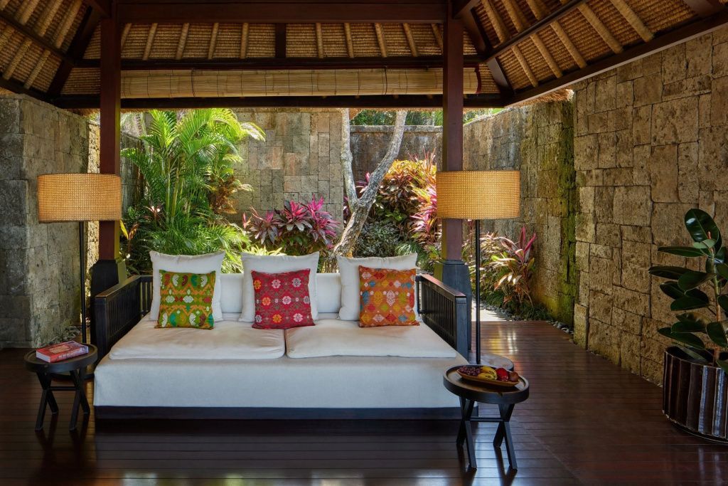 Gemütliches Outdoor Tagesbett auf der privaten Terrasse der Bvlgari Villa