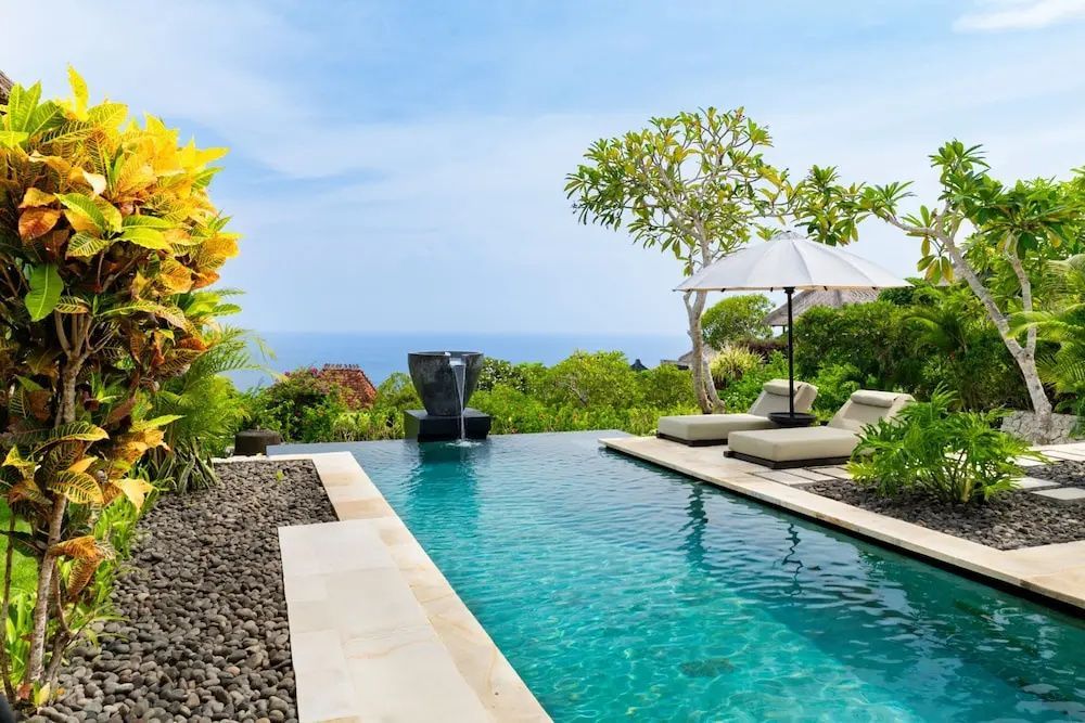 Privater Infinity Pool der Bvlgari Villa mit direktem Blick auf den Ozean und Sonnenliegen.