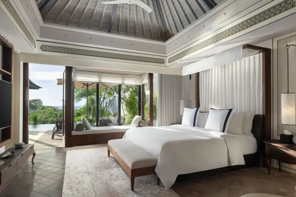 Schlafzimmer einer Villa im Jumeirah Bali mit Himmelbett und Blick auf den Privatpool