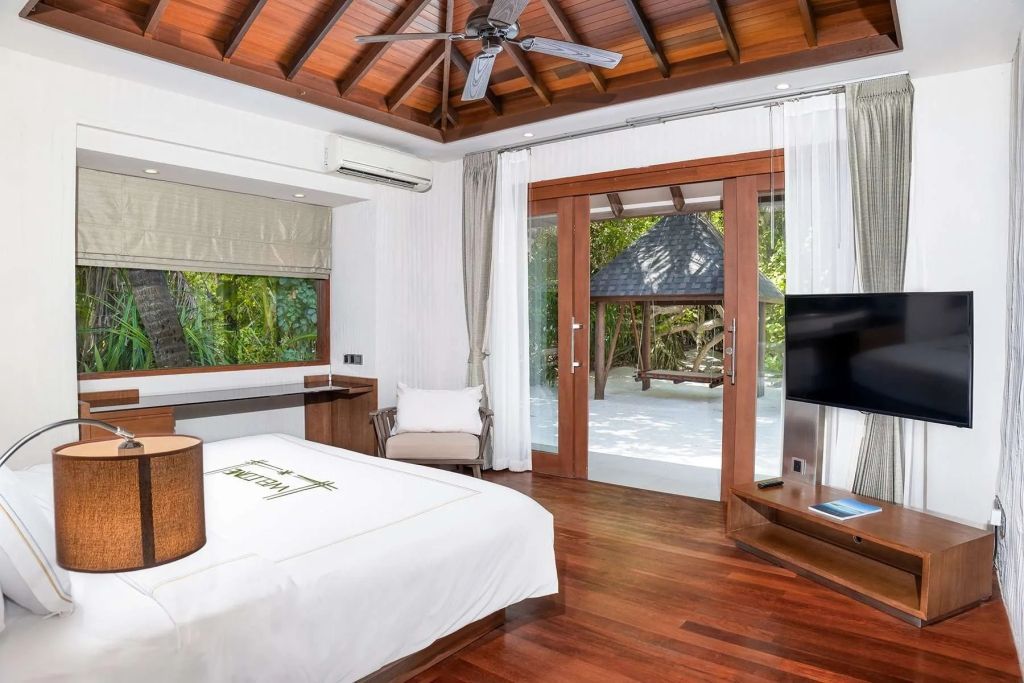 Elegante Villa mit Holzboden und Blick auf eine private Terrasse im Beach Double Villa Sunset.