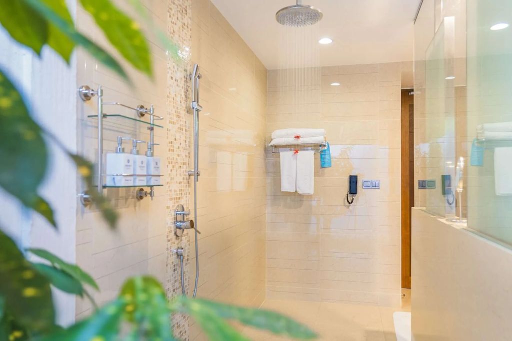 Modernes Badezimmer mit Regendusche im Beach Double Villa Sunset.