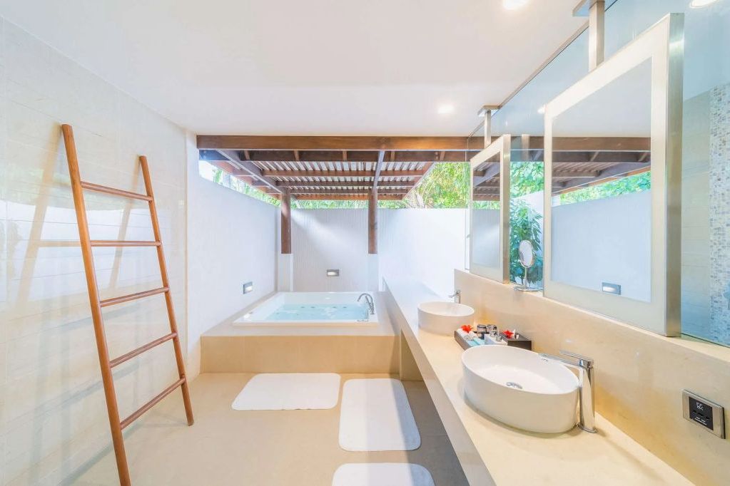 Luxuriöser Badbereich mit Whirlpool und Doppelwaschbecken im Beach Double Villa Sunset.