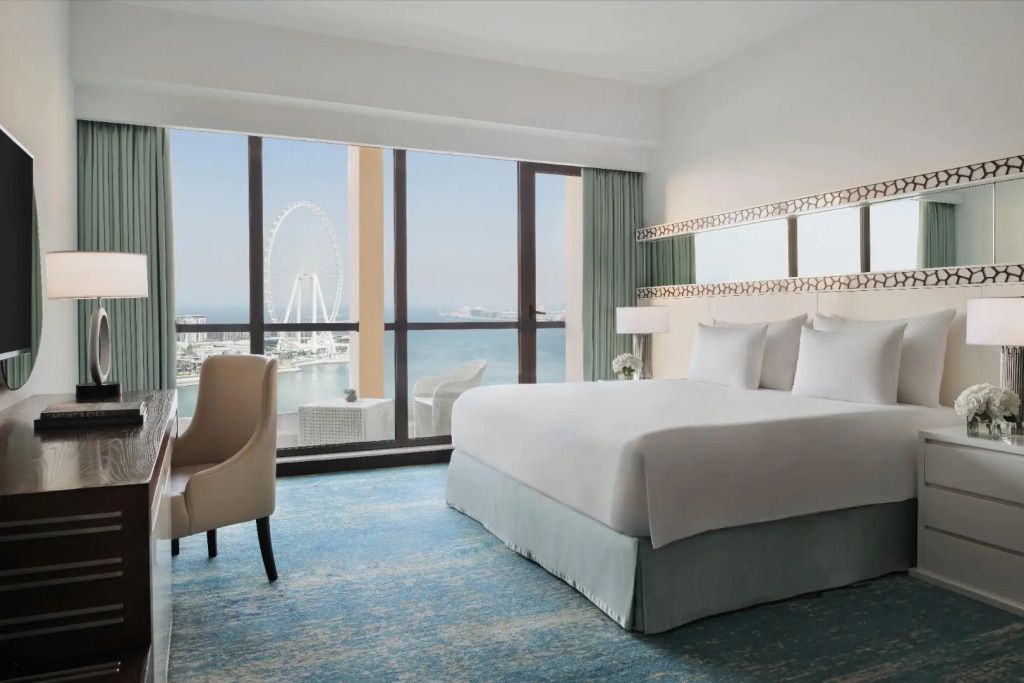 Helles Doppelzimmer mit Balkon und Blick auf das Meer und Ain Dubai.