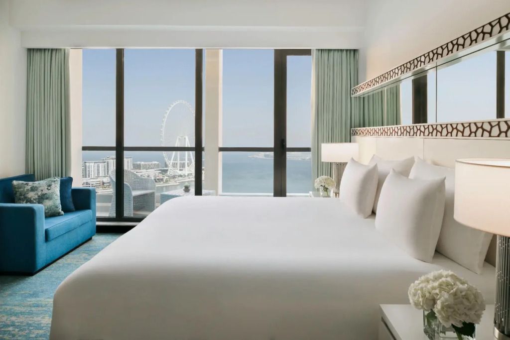 Geräumiges Zimmer mit Meerblick und großem Bett im Jumeirah Beach Hotel.