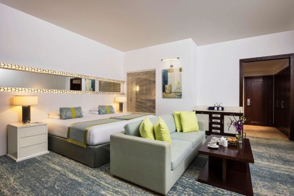 Gemütliches Zimmer mit Doppelbett, Sofa und modernem Dekor