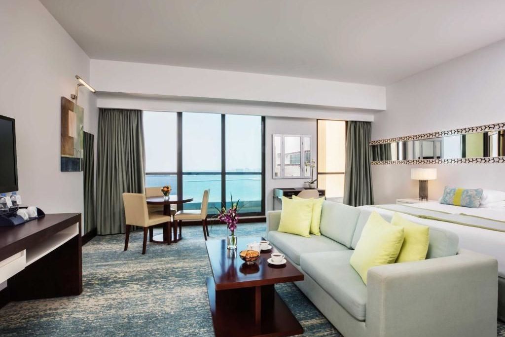 Helle Junior-Suite mit Meerblick und modernen Möbeln