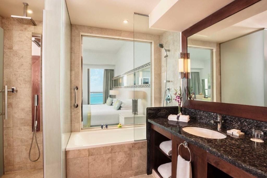 Elegantes Badezimmer mit Blick ins Schlafzimmer und Meerblick