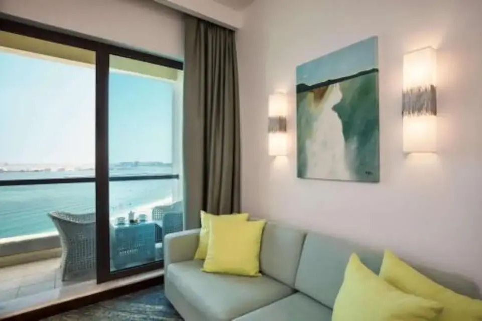 Sitzecke im Zimmer mit Balkon und direktem Blick auf das Meer