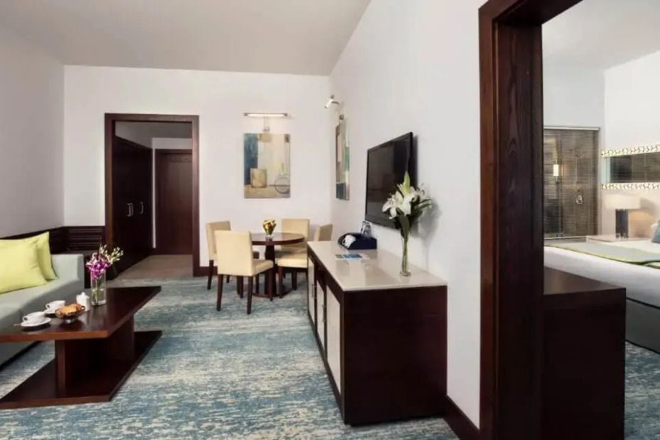 Familien Suite Essbereich mit modernem Dekor im Jumeirah Beach Hotel
