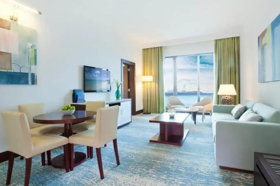 Wohnbereich der Familien Suite mit großem Fenster und modernem Design im Jumeirah Beach Hotel