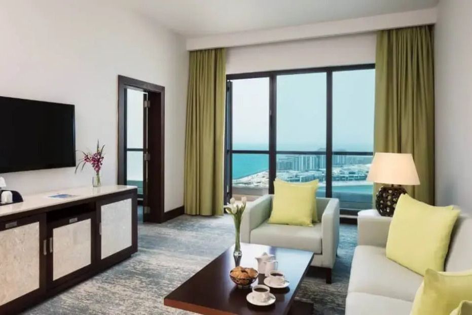 Geräumiger Wohnbereich der Familien Suite mit Zugang zum Balkon im Jumeirah Beach Hotel