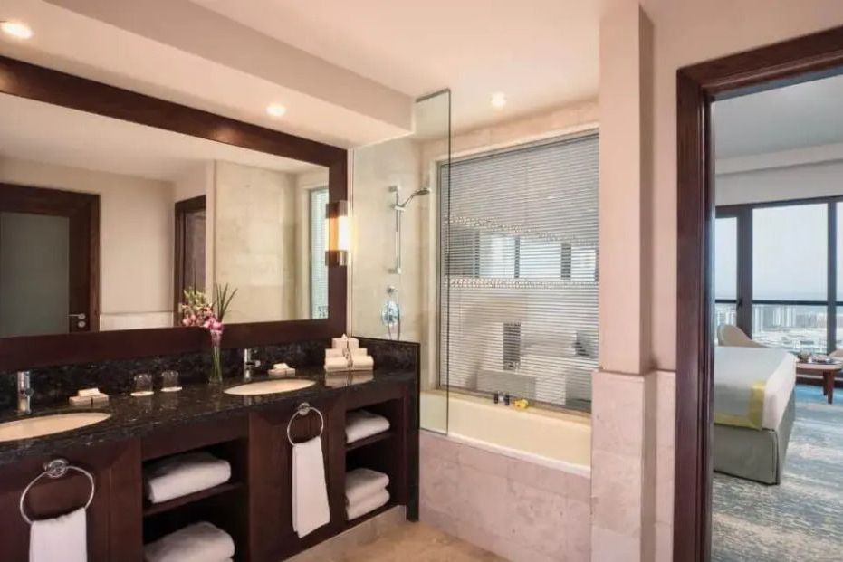 Modernes Badezimmer der Familien Suite mit Glastrennwand und luxuriösen Details