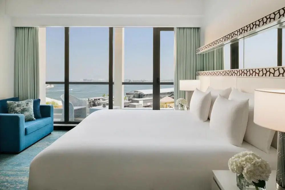 Großzügiges Zimmer mit Panoramablick auf das Meer