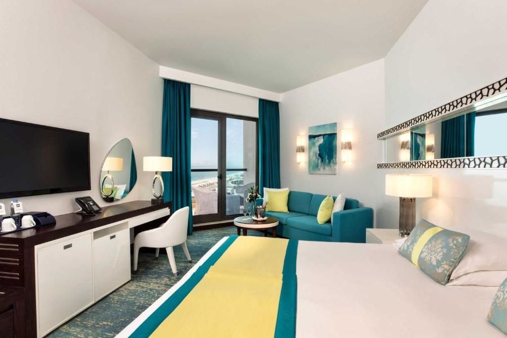 Modernes Hotelzimmer mit Doppelbett, Balkon und Meerblick