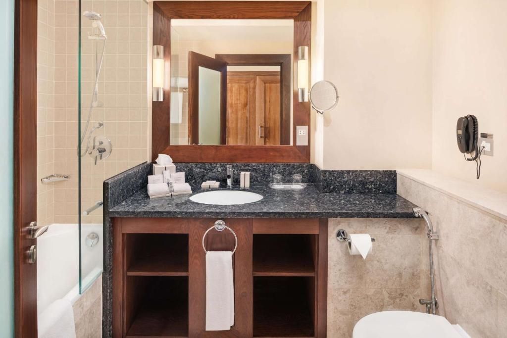 Badezimmer mit stilvollem Waschbereich und Badewanne