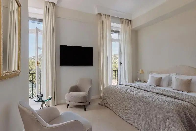 Helles Deluxe Zimmer mit Doppelbett und Blick in die Natur