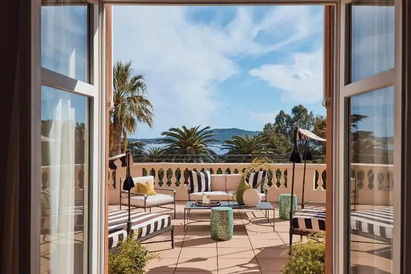 Terrasse mit stilvollen Sitzmöbeln und herrlichem Meerblick im Hotel Le Beauvallon
