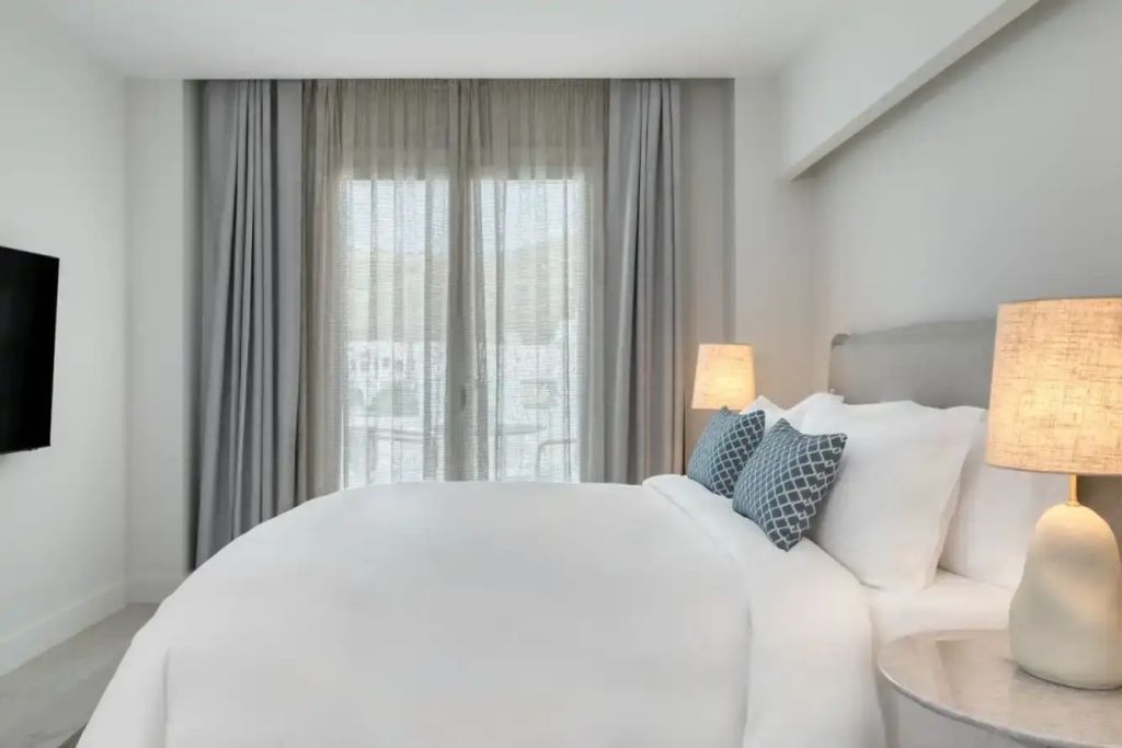 Elegant eingerichtetes Deluxe Doppelzimmer mit komfortablem Doppelbett und Zugang zum Balkon.