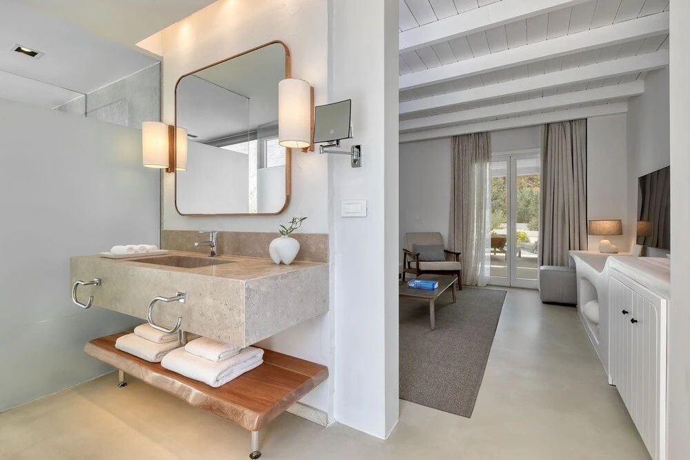 Elegantes Badezimmer und Wohnbereich der Junior Suite im Patmos Aktis Resort