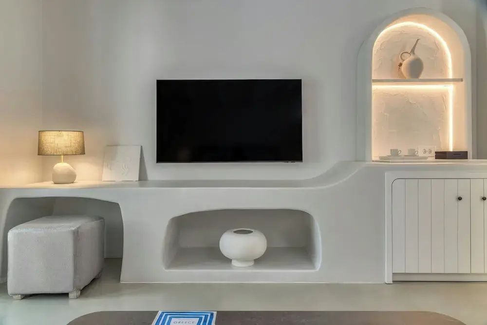 Minimalistischer TV Bereich mit organischen Formen in der Junior Suite