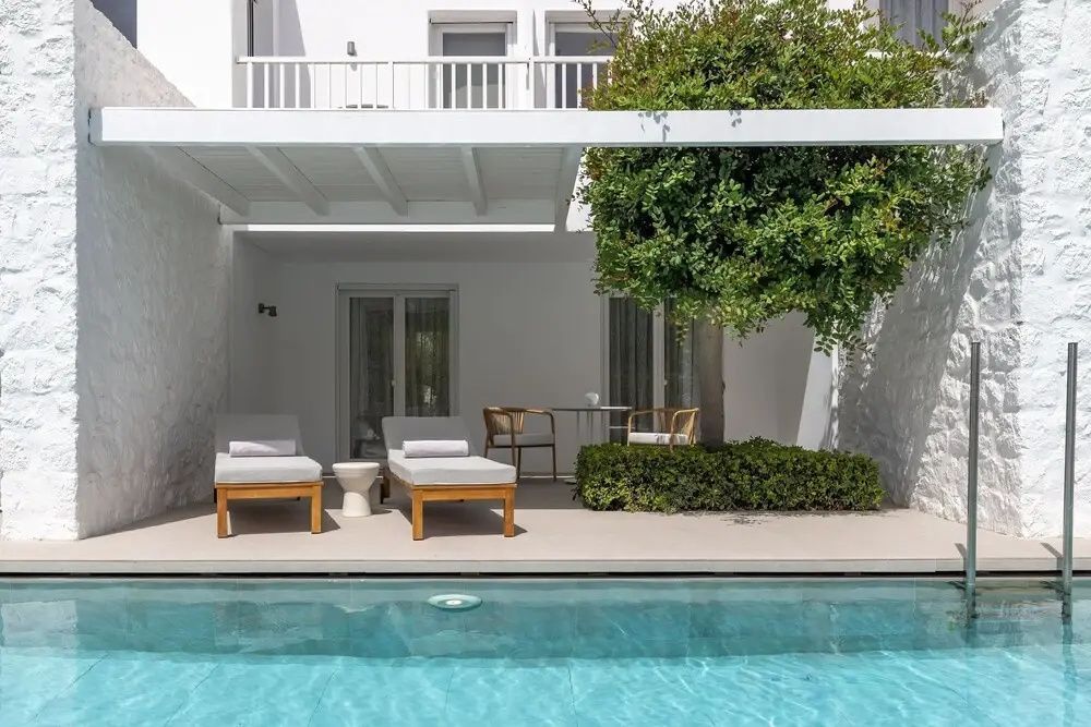 Sonnenterrasse mit Liegen und direktem Poolzugang der Junior Suite