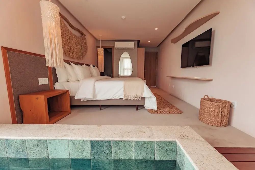 Elegantes Schlafzimmer mit Doppelbett und stilvoller Dekoration im Hotel