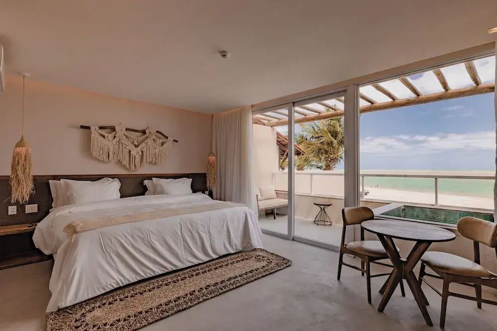 Premium Zimmer mit großem Bett und Terrasse mit Meerblick
