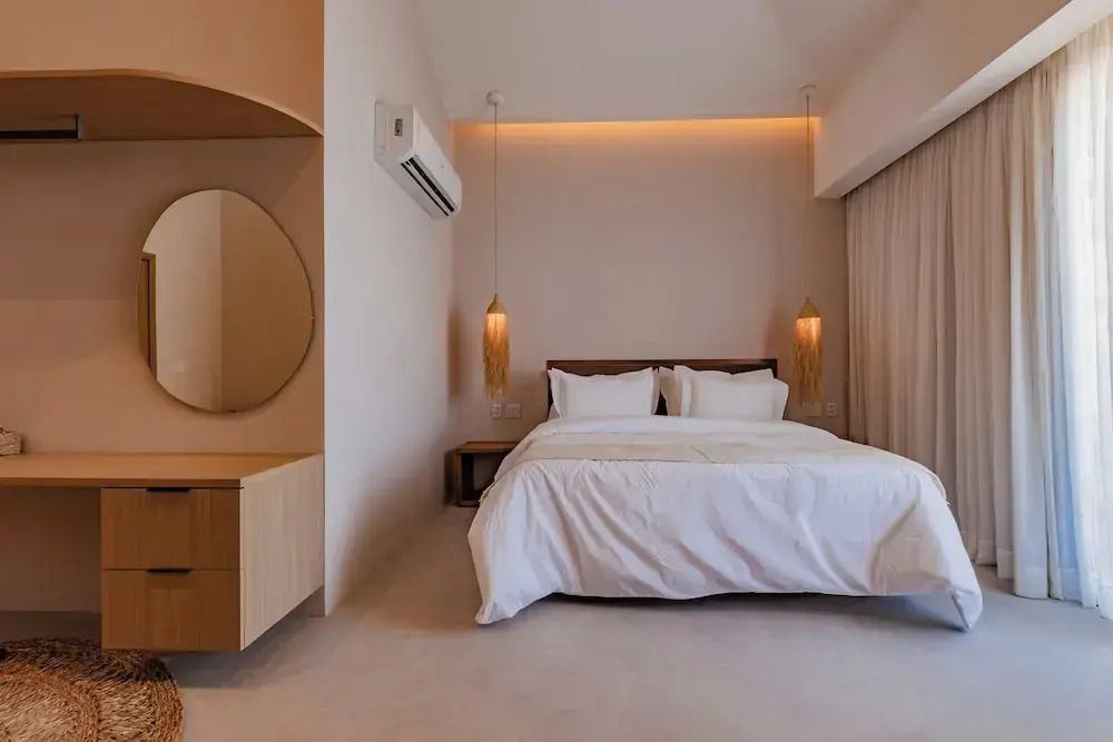 Modernes Standard Doppelzimmer mit Doppelbett und stilvoller Beleuchtung