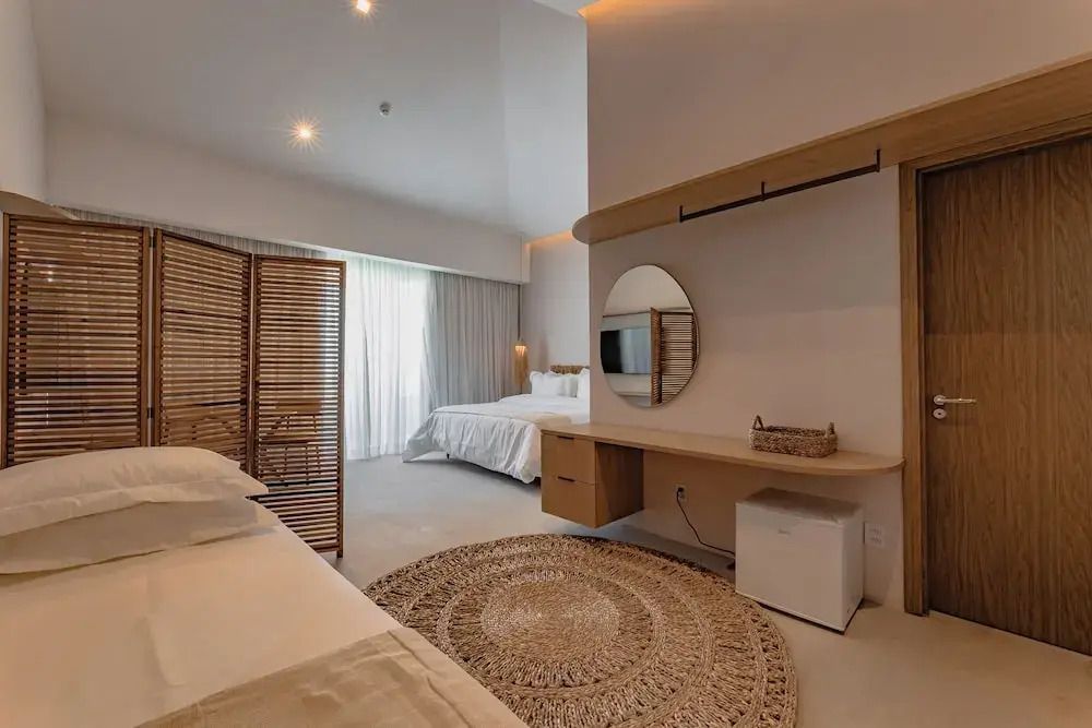 Großzügiges Zimmer mit Doppelbett, Holzdetails und stilvoller Einrichtung