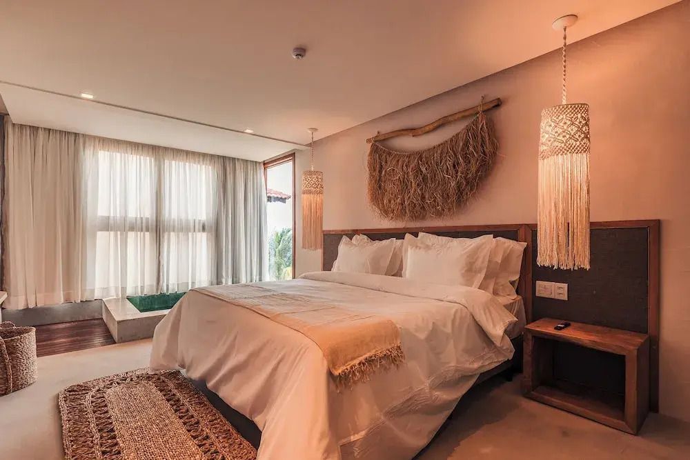 Elegante Suite im Pousada Aysú mit großen Fenstern und stilvoller Dekoration
