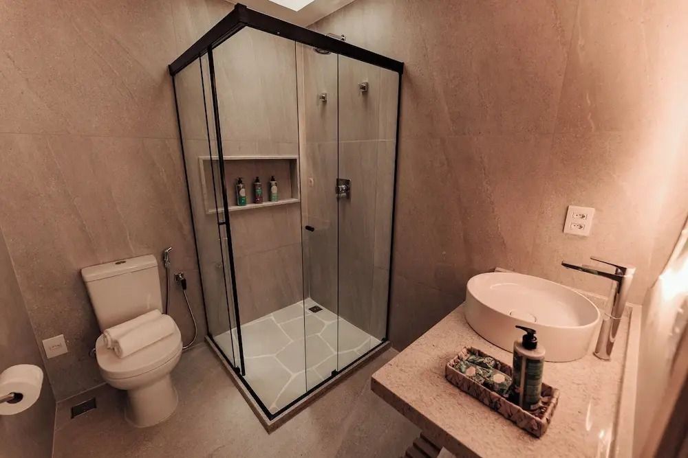 Modernes Badezimmer in der Suite mit Glasdusche und elegantem Waschtisch