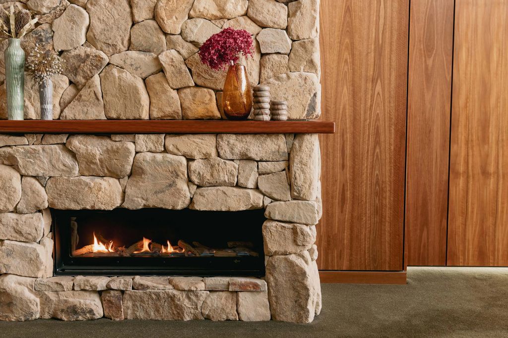 Gemütlicher Kamin aus Stein in der Suite des Sequoia Lodge Hotels