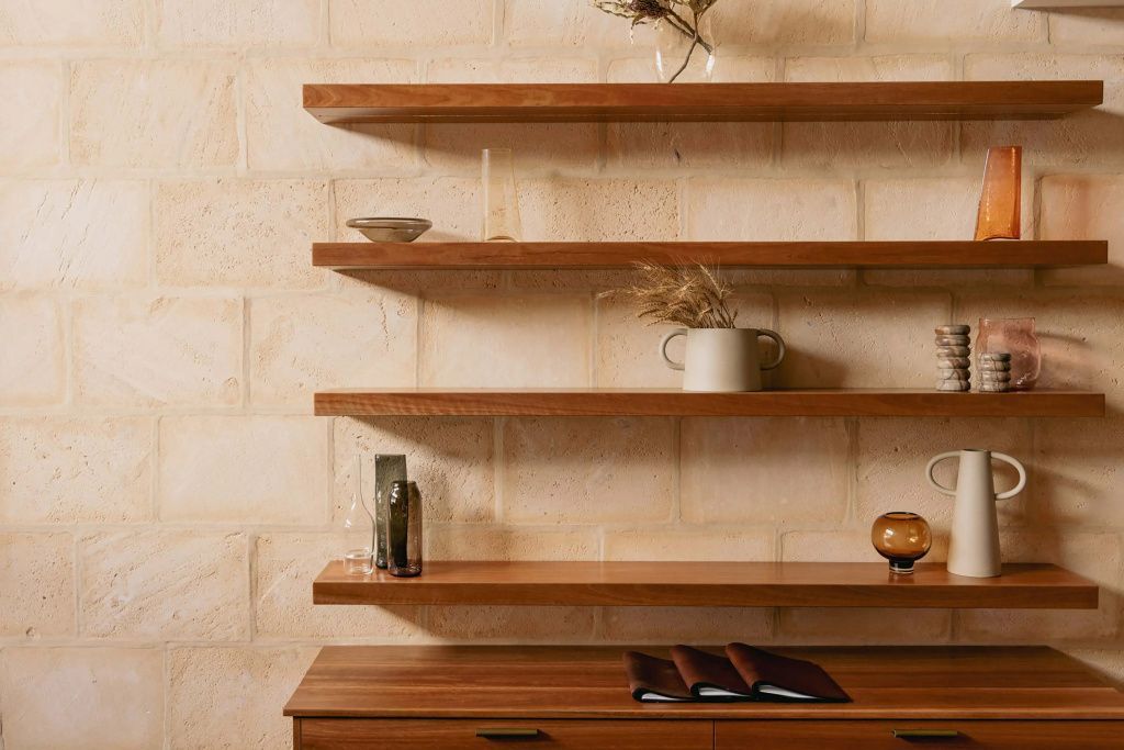 Elegante Holzregale und Dekoration in der Suite des Sequoia Lodge Hotels