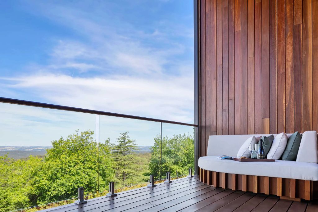 Moderne Terrasse mit Glasgeländer und herrlichem Ausblick in der Suite