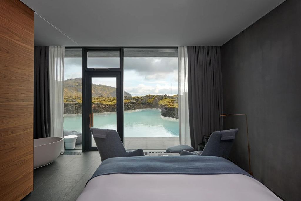 Blick aus der Junior-Suite auf die blaue Lagune und isländische Mooslandschaft.