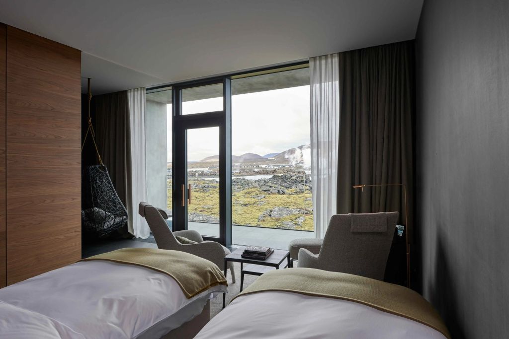 Moss Junior Suite mit zwei Einzelbetten, Sesseln und Panoramablick auf die isländische Lavalandschaft