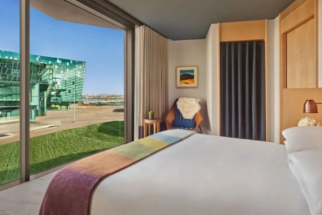 Elegantes Deluxe Doppelzimmer im The Reykjavik Edition mit Blick auf die Harpa Konzerthalle.