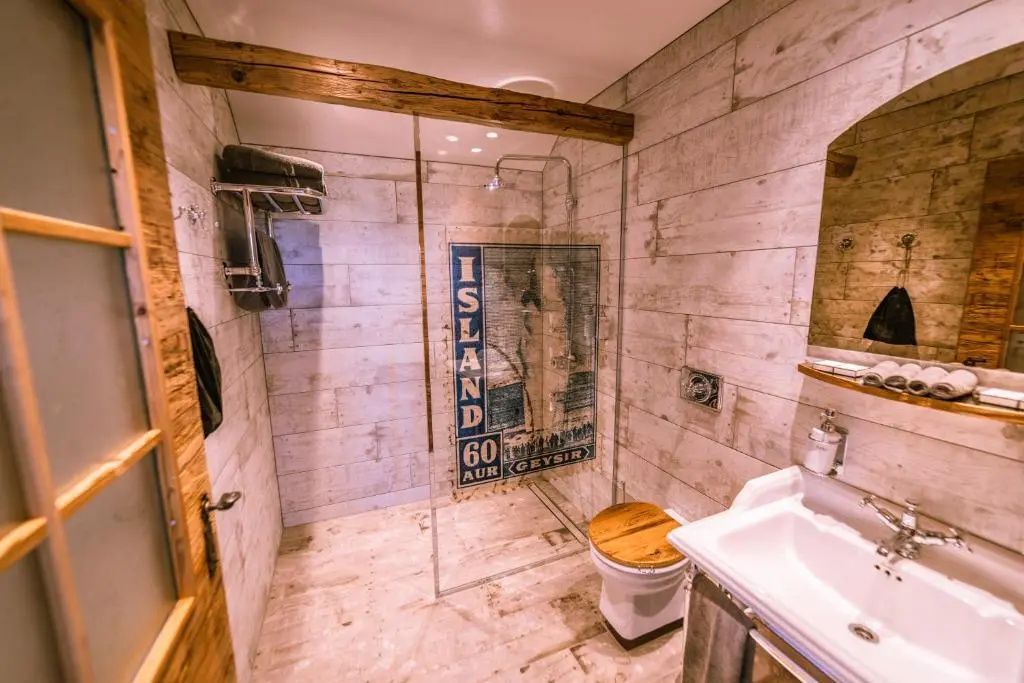 Rustikales Badezimmer mit Glasdusche, Holzdekoren und stilvollen Details